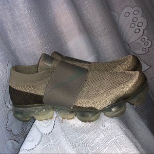 Used Olive green Nike vapormax sz 7.5 runs small